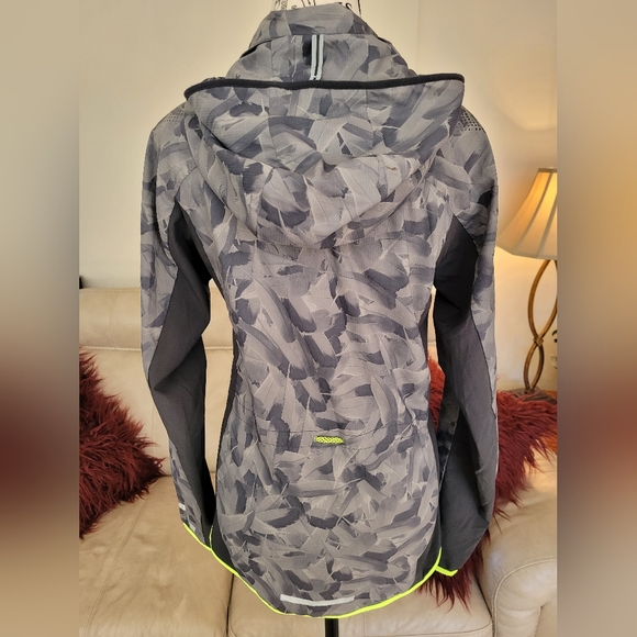Nike womans running shell jacket. Size small. - Picture 2 of 5